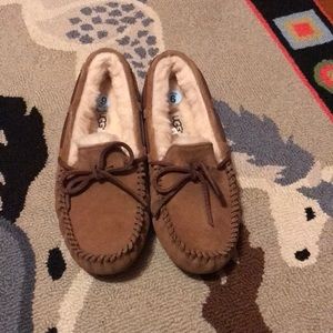 Ugg Moccasin Slippers Women’s Size 6 Dakota Tan New